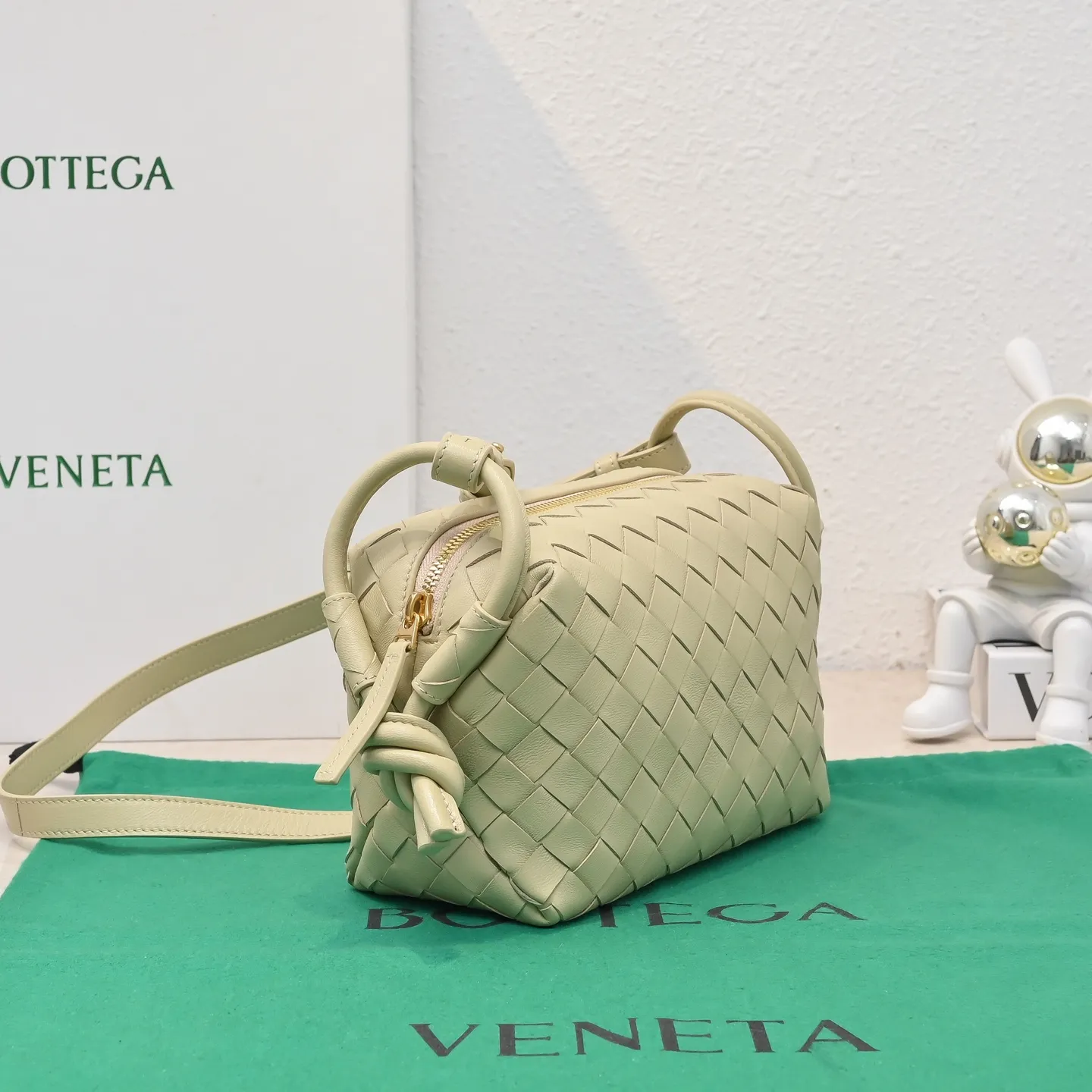 Batch 1360 BOTTEGA VENETA new loop is here! ! Many girls who like BV have owned the Loop bag. It has a simple appearance, classic weaving, and a compact and lightweight bag shape. This innovation continues the "camera bag" shape. Unlike the traditional Loop bag, which can only be worn as a crossbody bag, this innovation It can be carried by hand or cross-body, satisfying both the concave shape and daily needs. The oversized buckle can be folded and used as a handle. The sultry heat in summer ☀️ usually reduces people's desires. Having a lightweight bag will greatly enhance the happiness of traveling🫧 Style number: 6615 Size: 19*12*9cm
